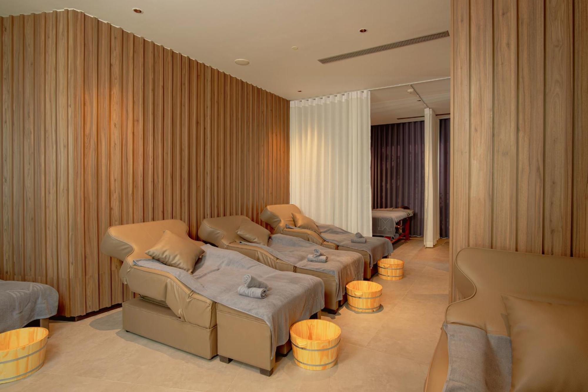 M Hotel Danang المظهر الخارجي الصورة A foot reflexology room at a spa