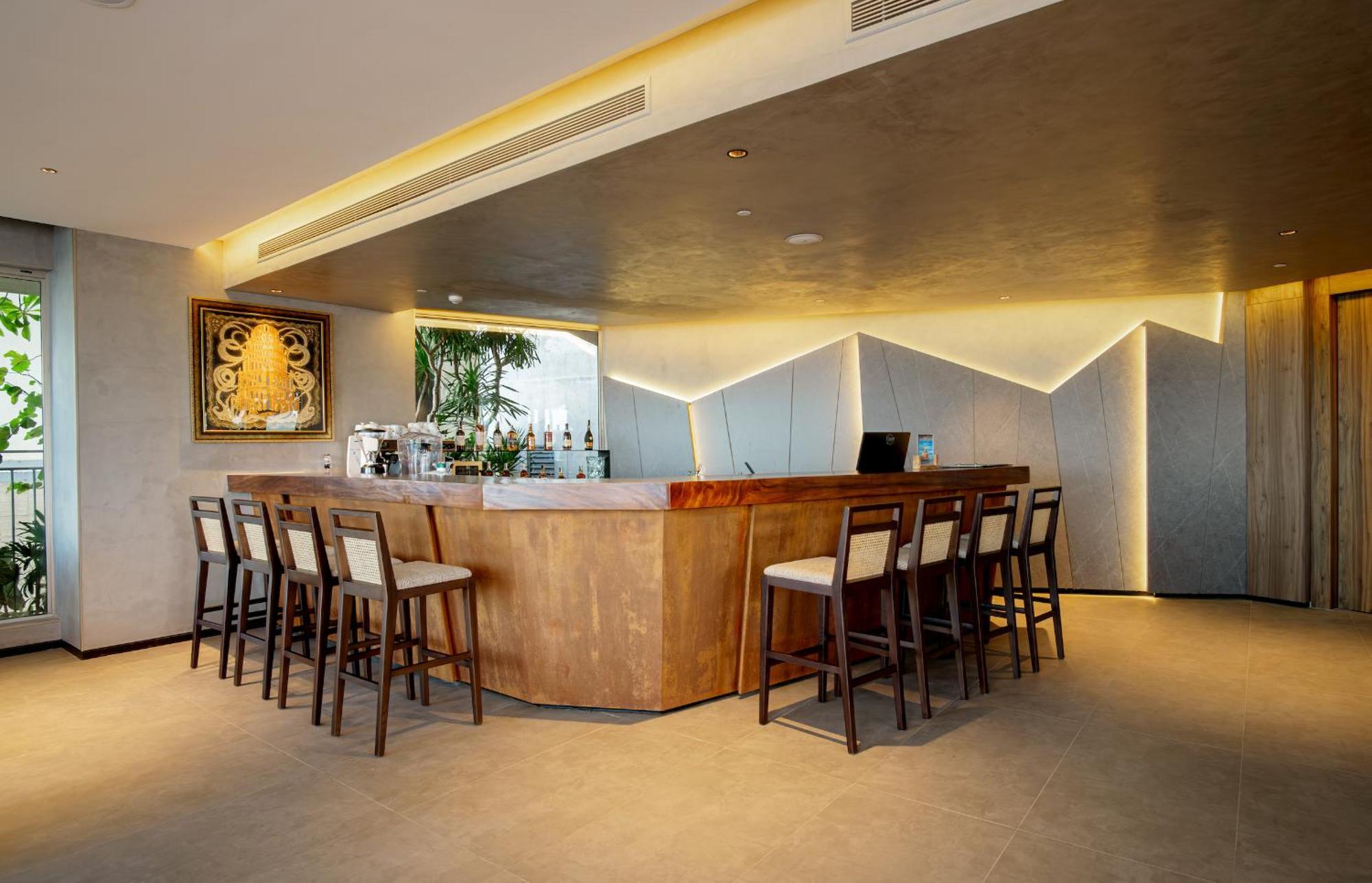 M Hotel Danang المظهر الخارجي الصورة The bar at the Royal Orchid Lounge