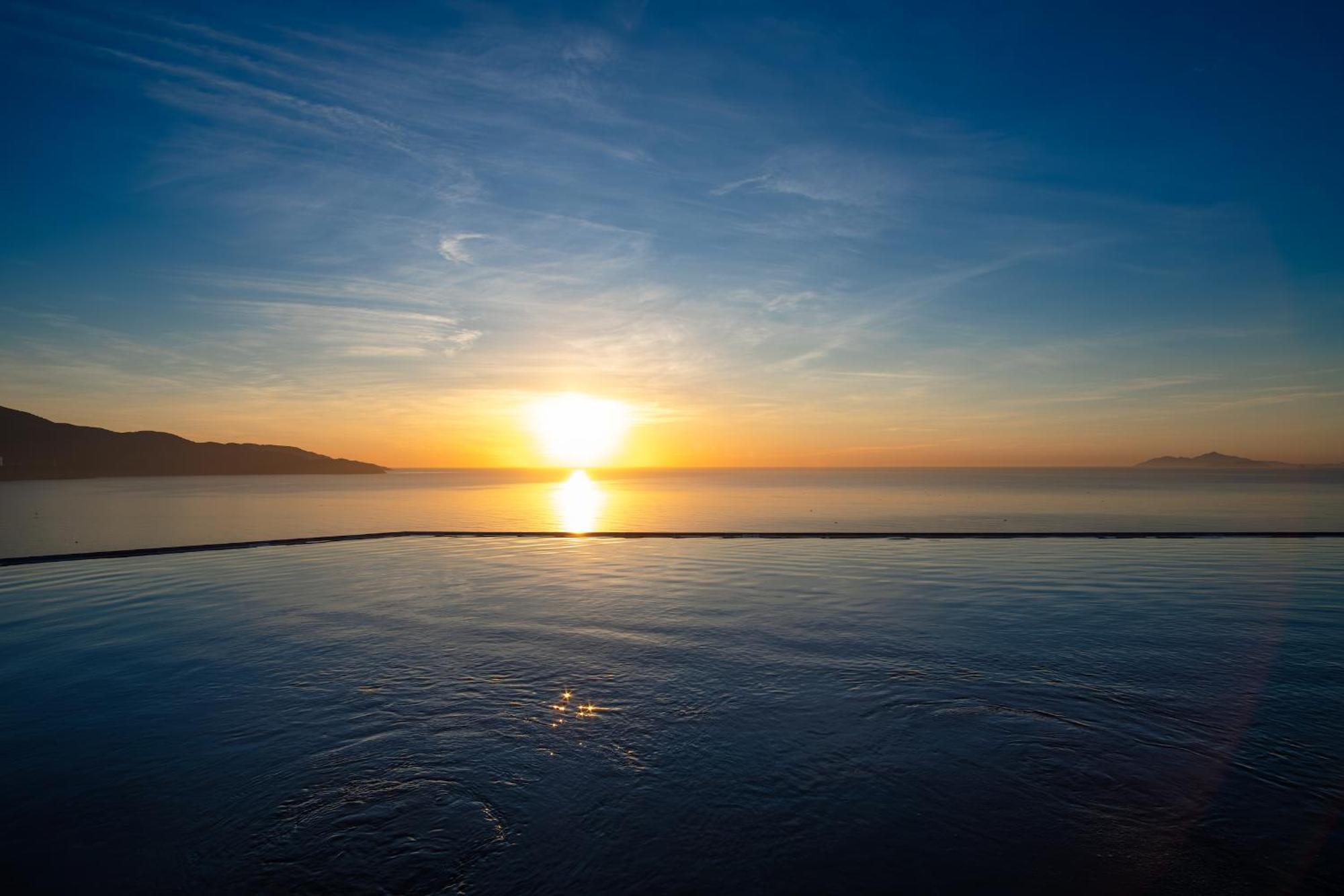 M Hotel Danang المظهر الخارجي الصورة Sunset over the Gulf of Akaroa