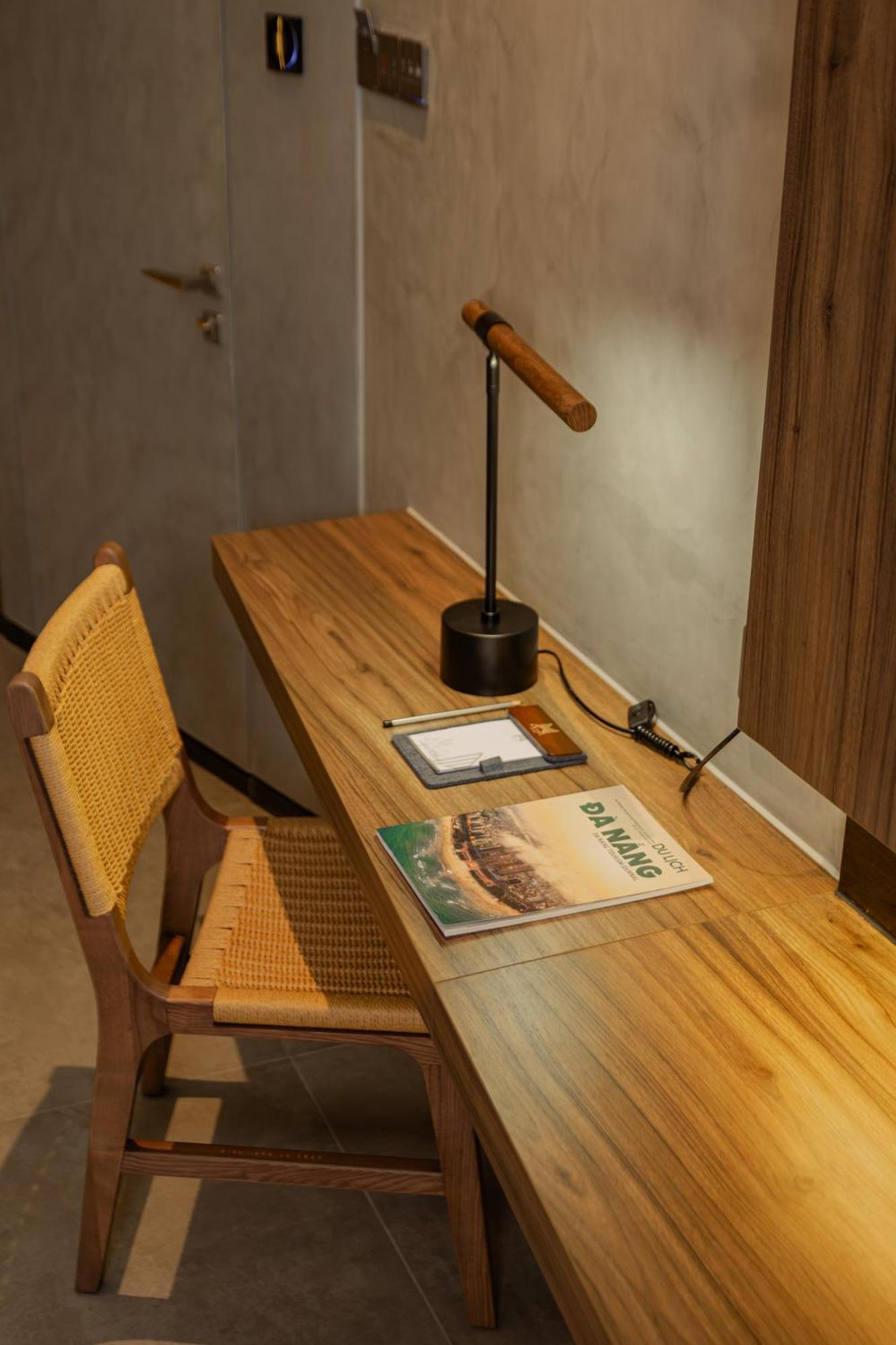 M Hotel Danang المظهر الخارجي الصورة A desk with a magazine on it