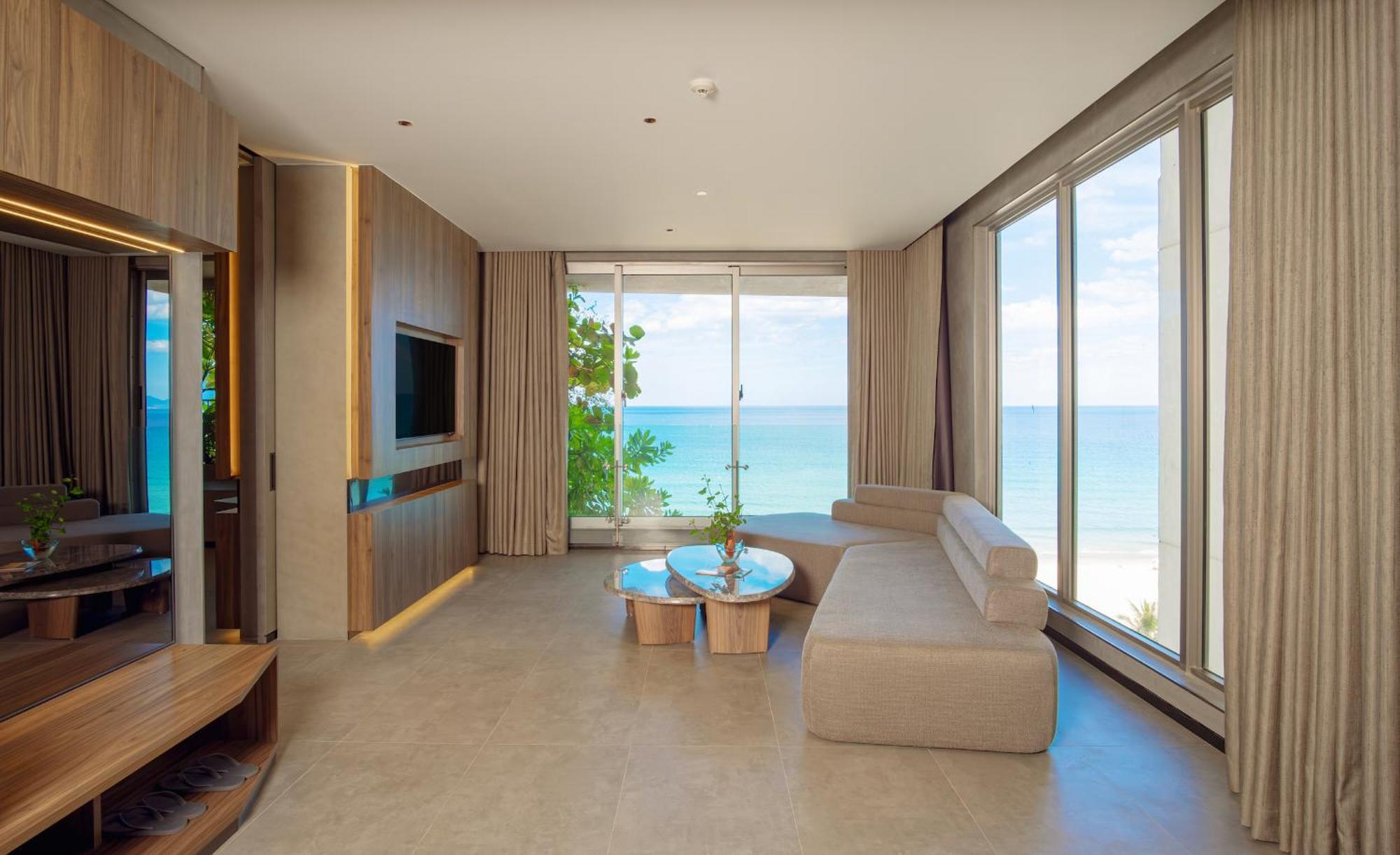 M Hotel Danang المظهر الخارجي الصورة Living room of a suite at the hotel
