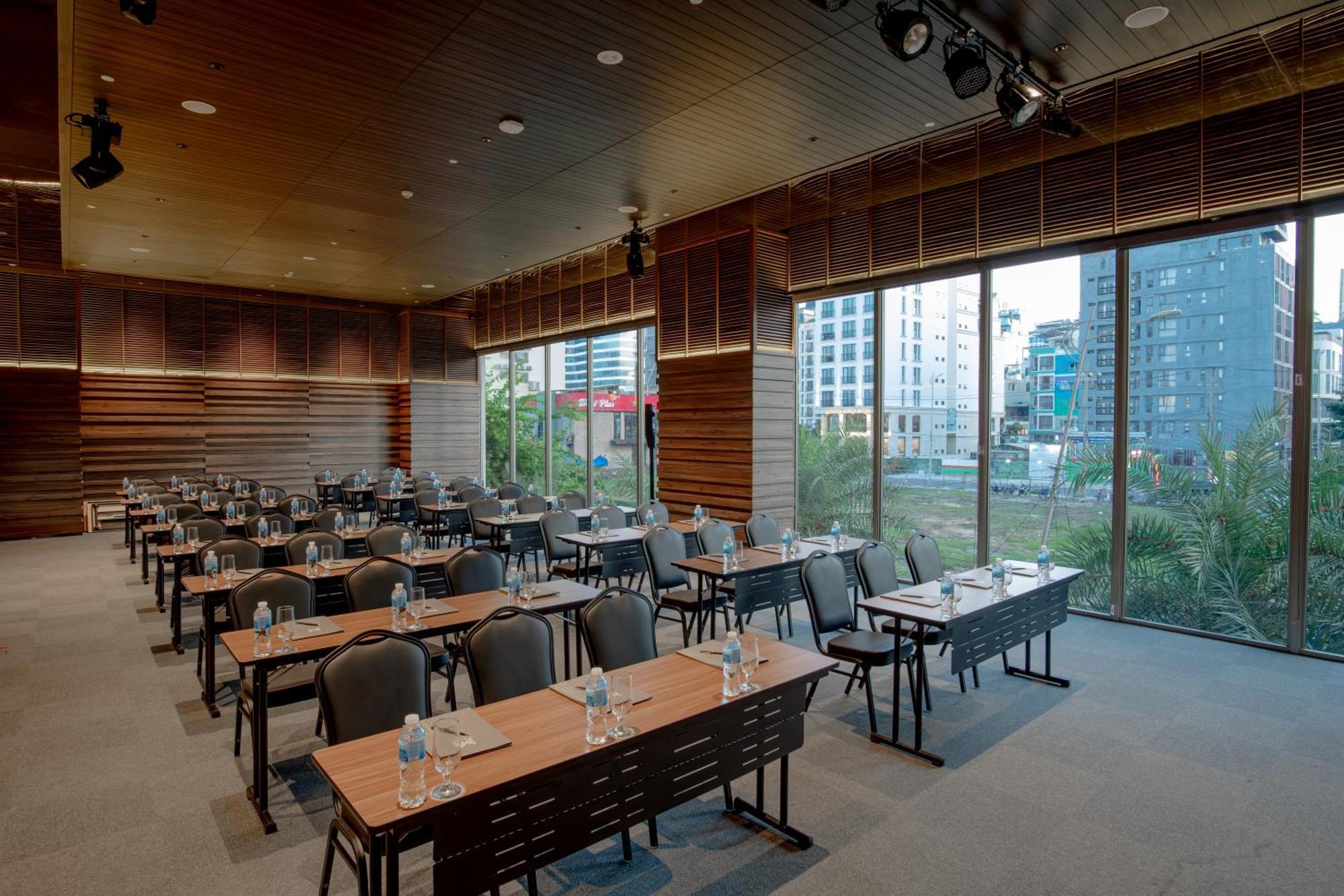 M Hotel Danang المظهر الخارجي الصورة The interior of the conference centre