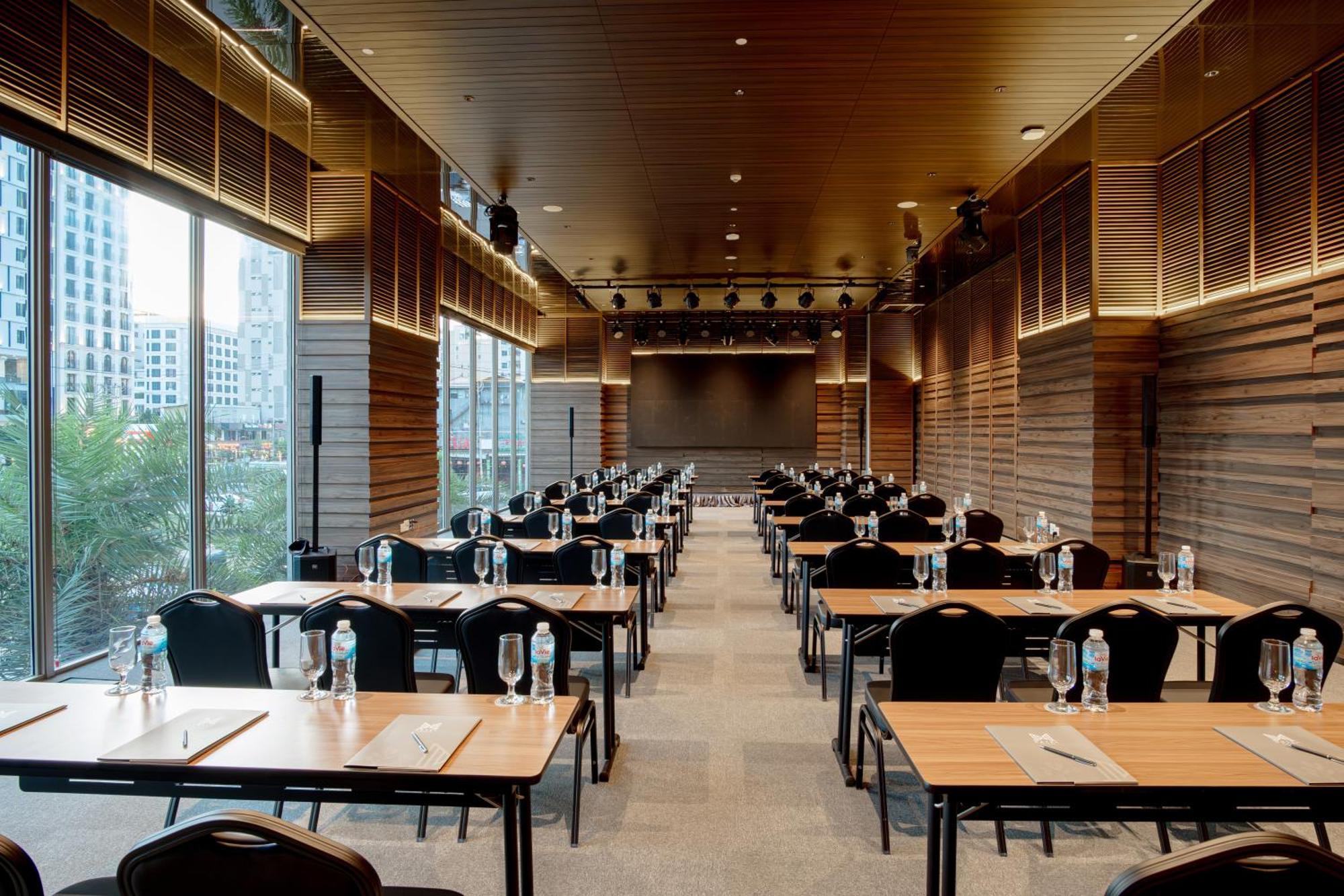 M Hotel Danang المظهر الخارجي الصورة The 10th floor of the library
