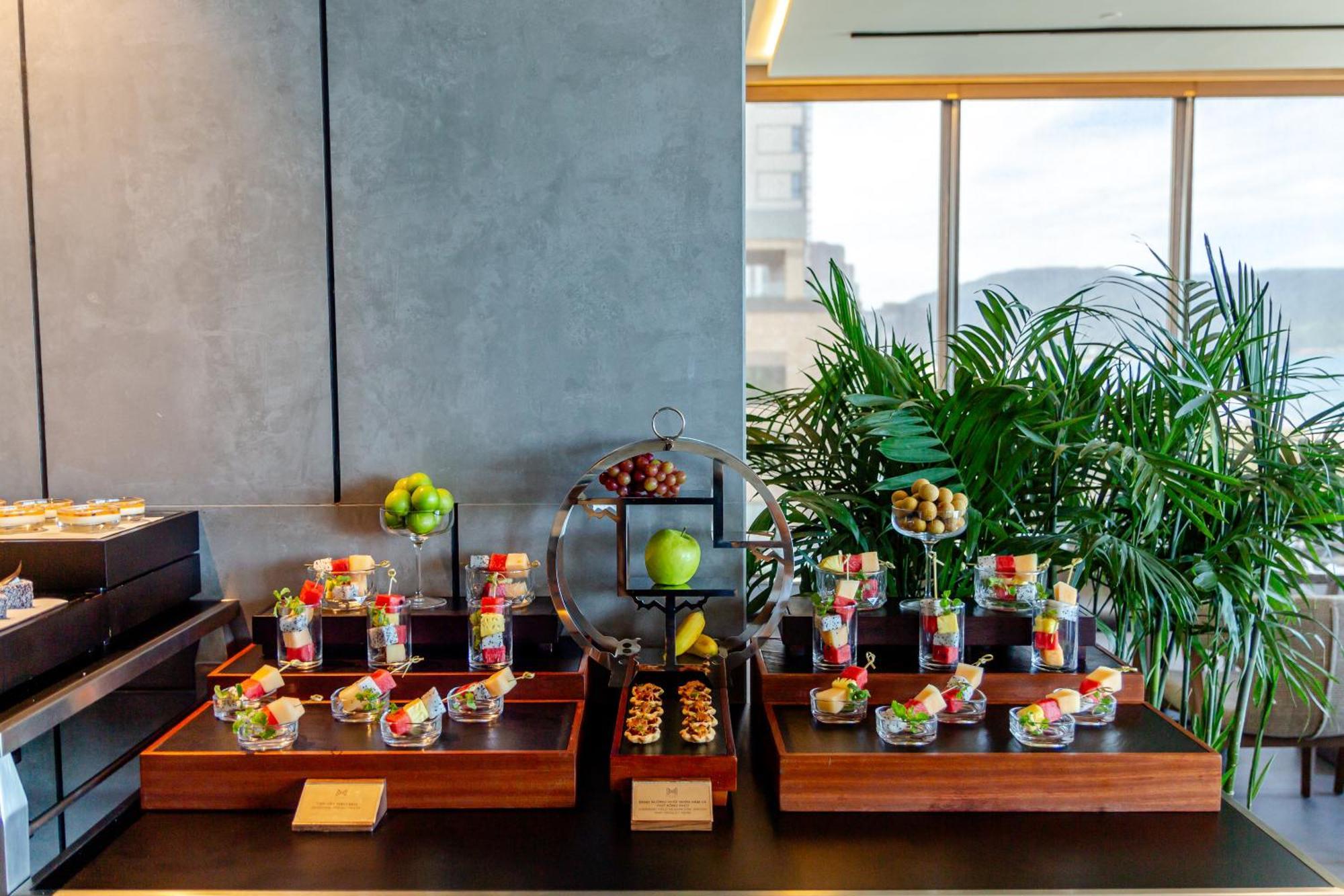 M Hotel Danang المظهر الخارجي الصورة A selection of desserts at the lounge