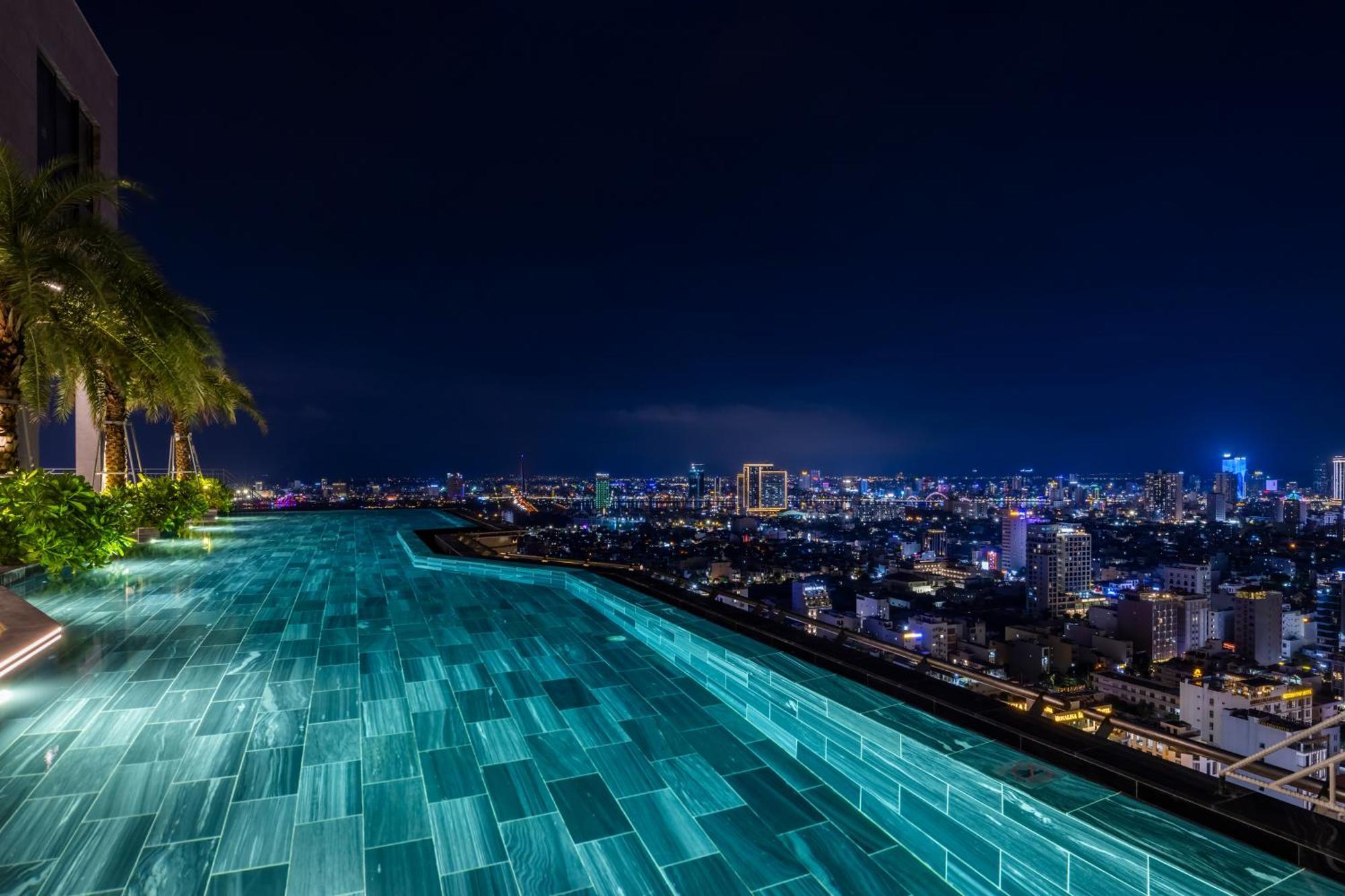 M Hotel Danang المظهر الخارجي الصورة Infinity pool at the 33rd floor of the hotel