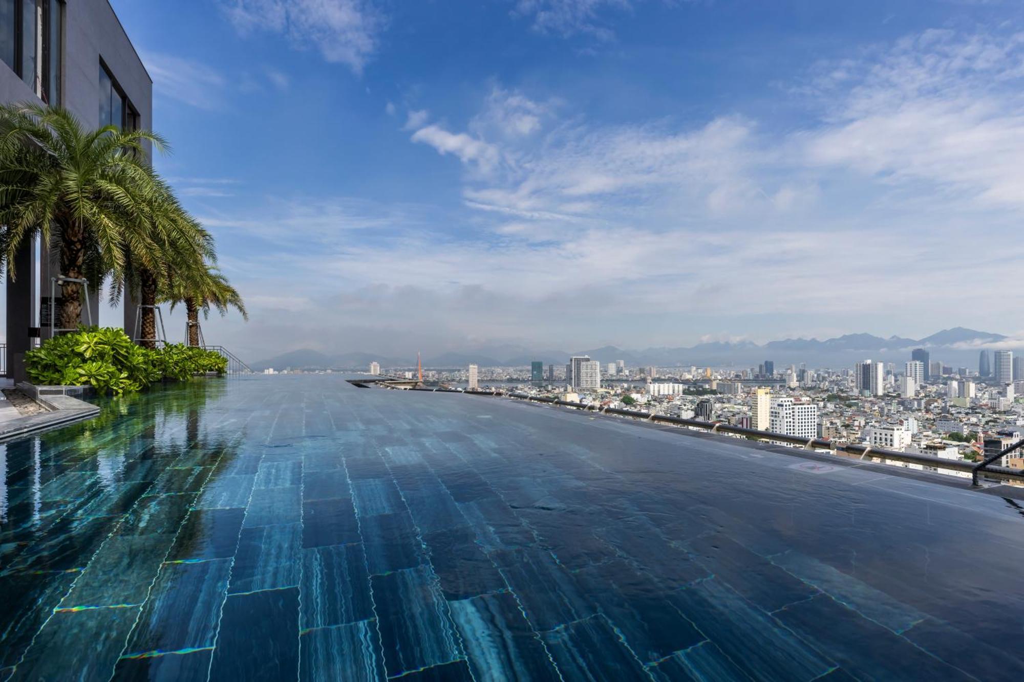 M Hotel Danang المظهر الخارجي الصورة Infinity pool at the top of the building