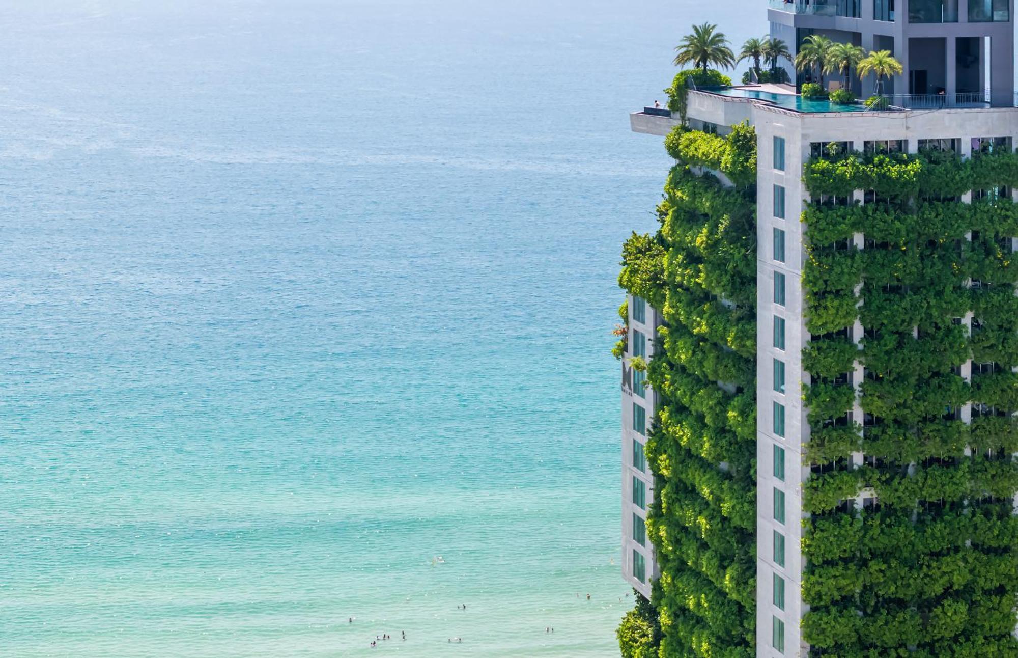 M Hotel Danang المظهر الخارجي الصورة The vertical garden at The Ivy