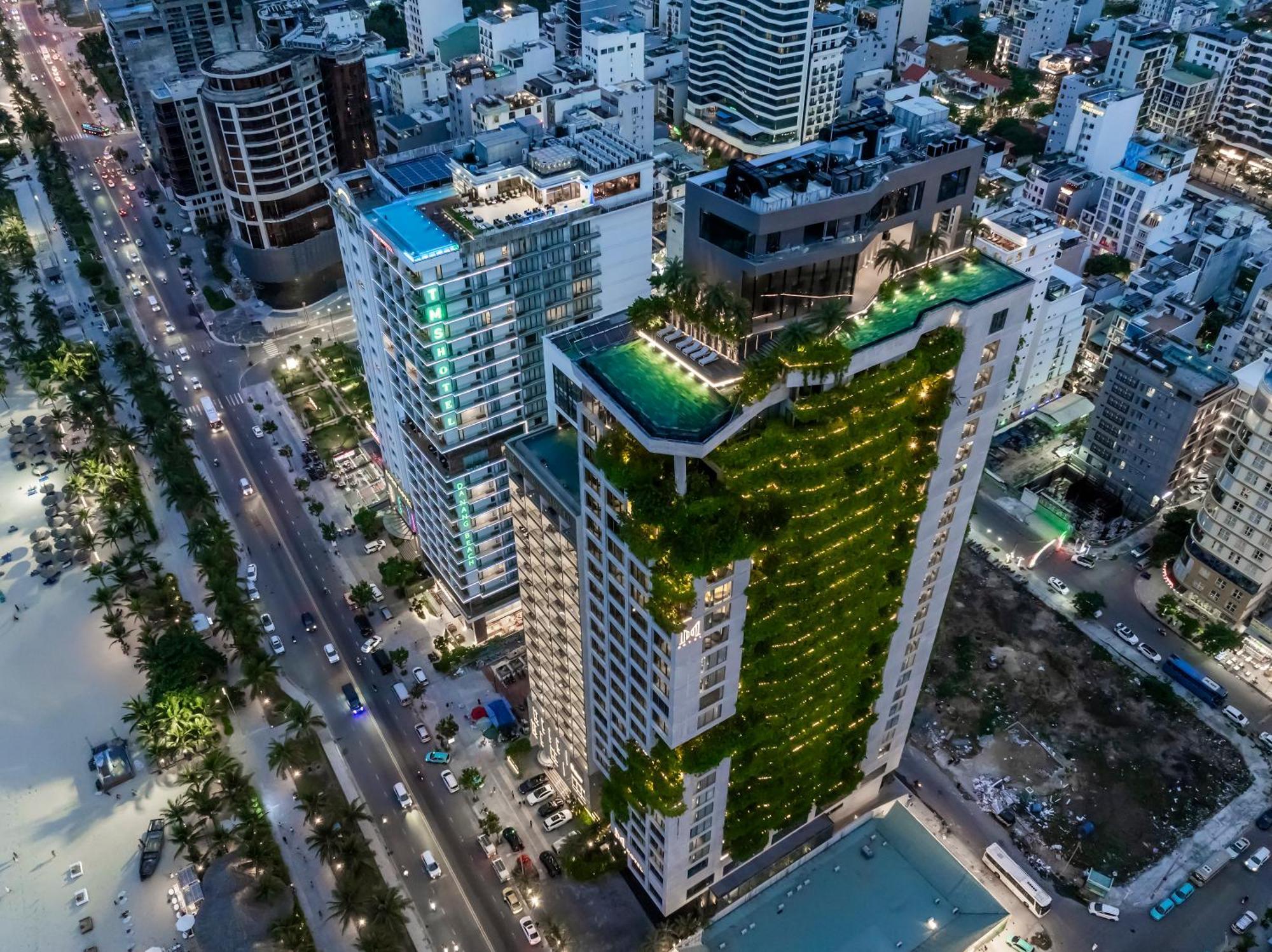 M Hotel Danang المظهر الخارجي الصورة The green wall at The Park