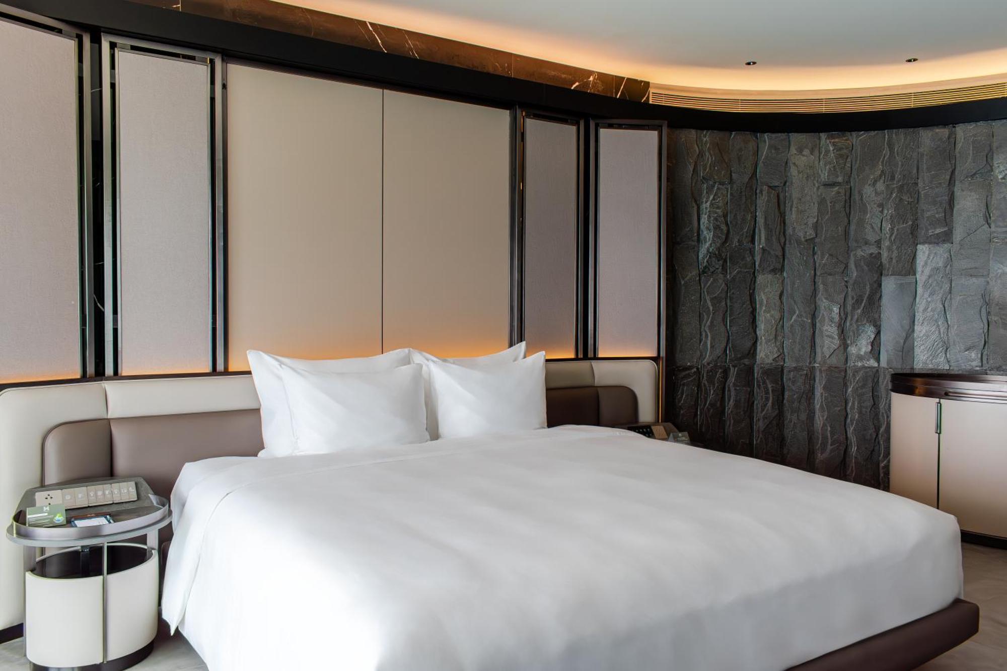 M Hotel Danang المظهر الخارجي الصورة A bedroom at the hotel