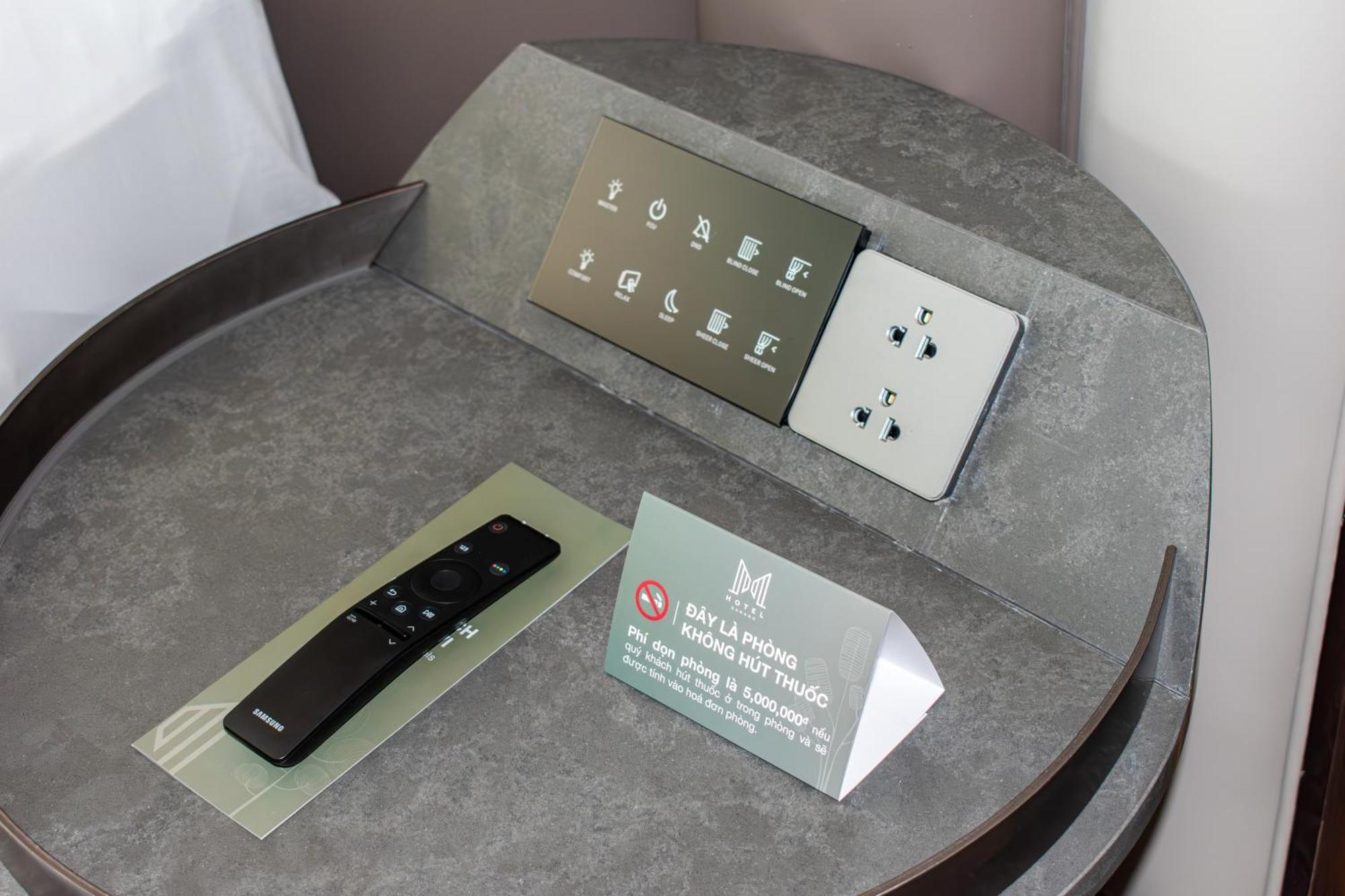 M Hotel Danang المظهر الخارجي الصورة A room control panel