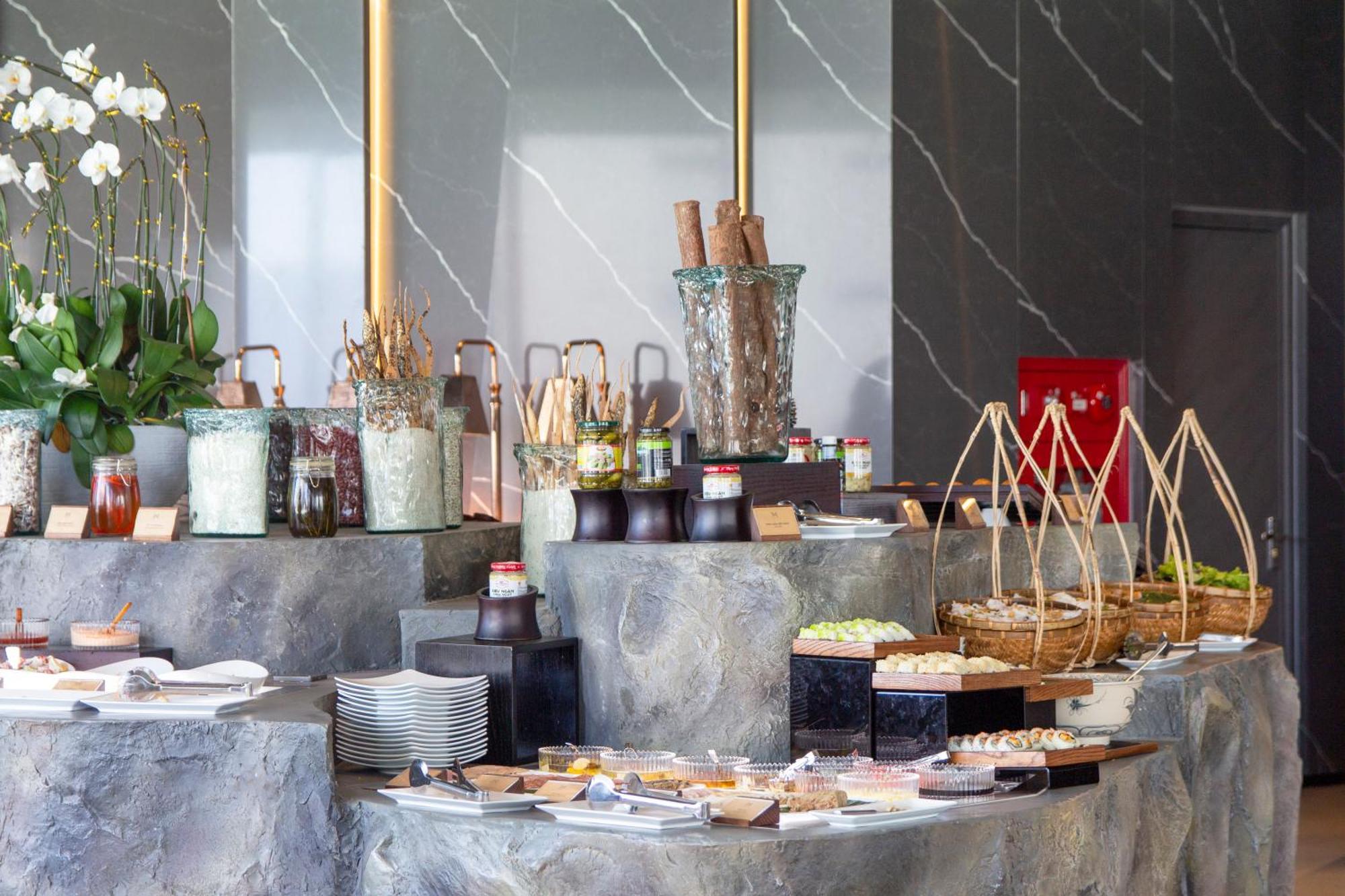 M Hotel Danang المظهر الخارجي الصورة A buffet at a hotel