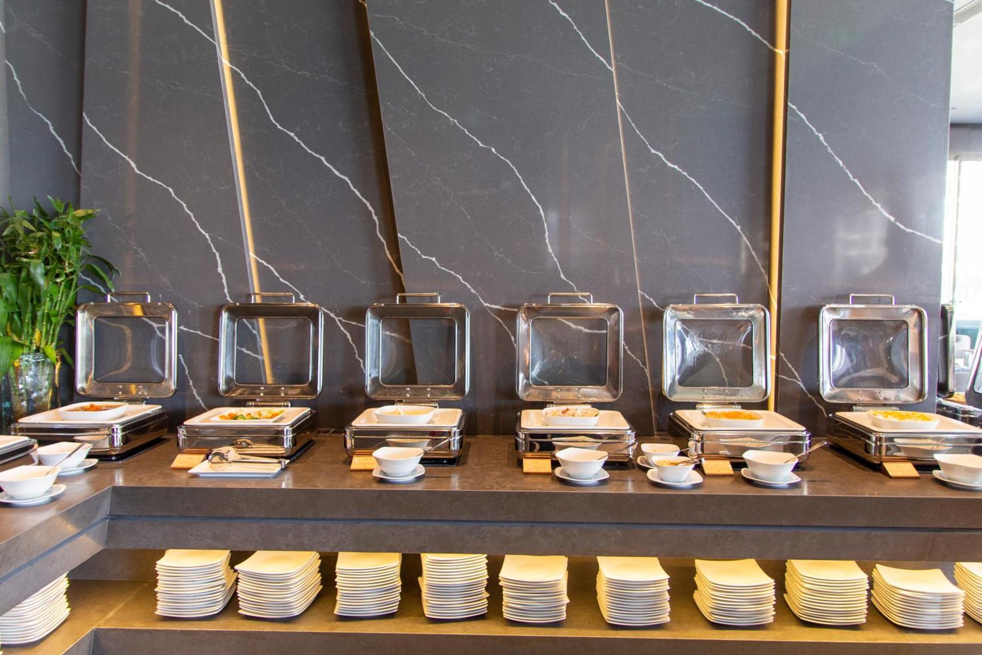 M Hotel Danang المظهر الخارجي الصورة A buffet at a hotel